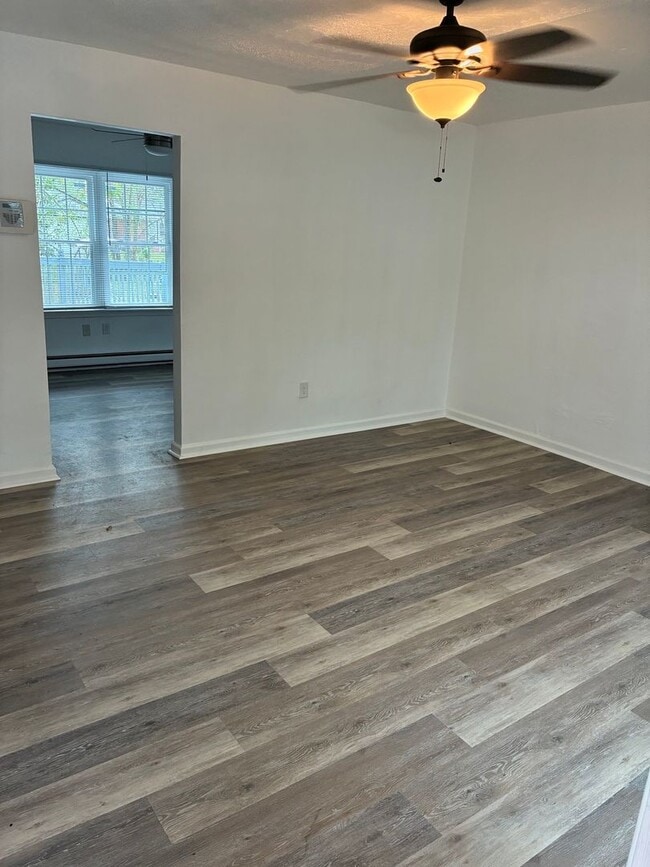 Building Photo - 116 Holland Cir