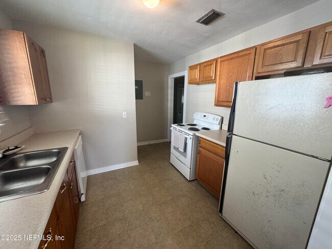 Building Photo - 4050 Dellwood Ave