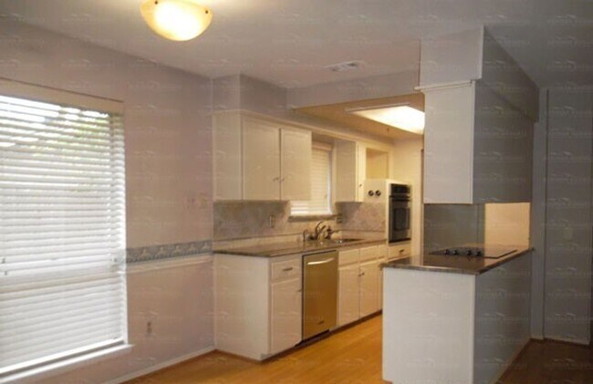 Building Photo - 104 W Lavender Ln