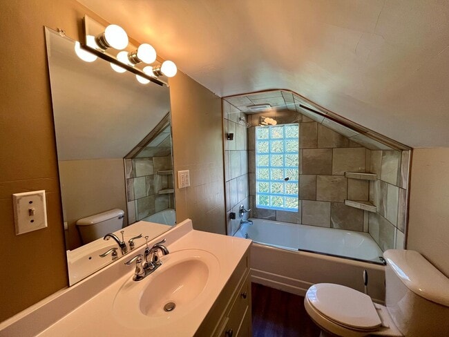 Building Photo - Large 3 Bed 2 Bath Single Family Home in M...