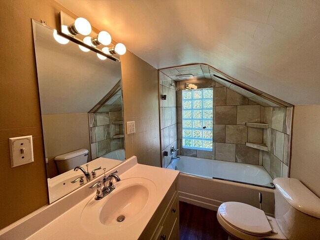 Building Photo - Large 3 Bed 2 Bath Single Family Home in Marshfield