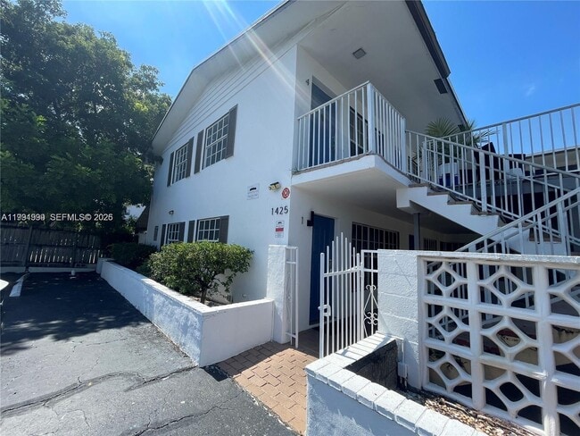 Building Photo - 1425 NE 56th St