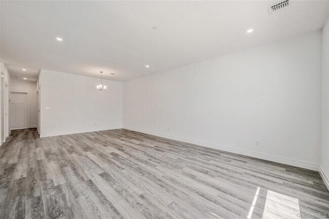 Building Photo - 725 Eastview Dr