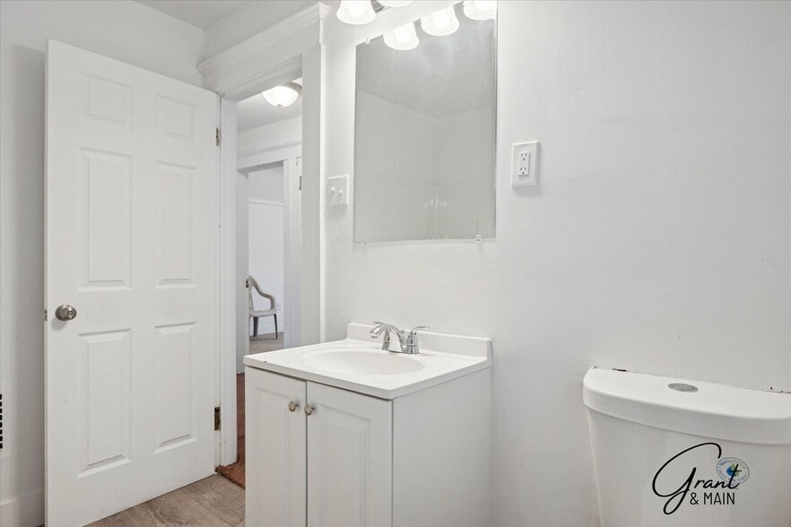 Building Photo - $1200 3 bedrooms