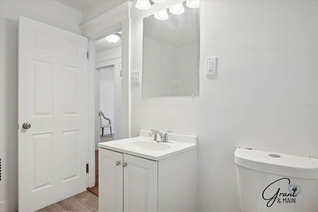 Building Photo - $1200 3 bedrooms