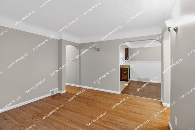 Building Photo - Lovely 3-Bedroom, 1.5-Bathroom Brick Bungalow for Rent in Redford Twp.!