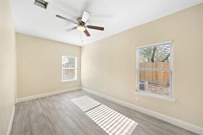 Building Photo - 5618 Ridgeway Dr