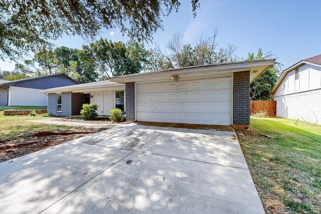 Building Photo - 2211 Sierra Dr