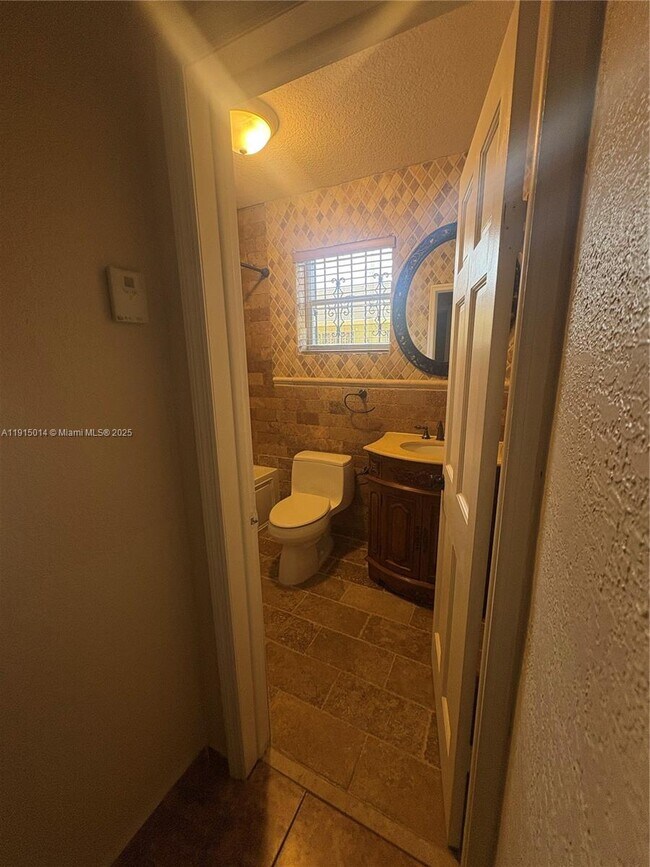 Building Photo - 819 E 26th St