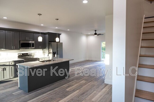 Building Photo - 1985 US-411