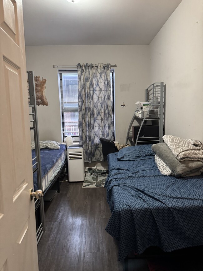 Building Photo - 7013 N Paulina St