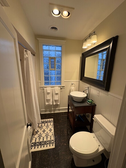 Building Photo - 3049 N Leavitt St