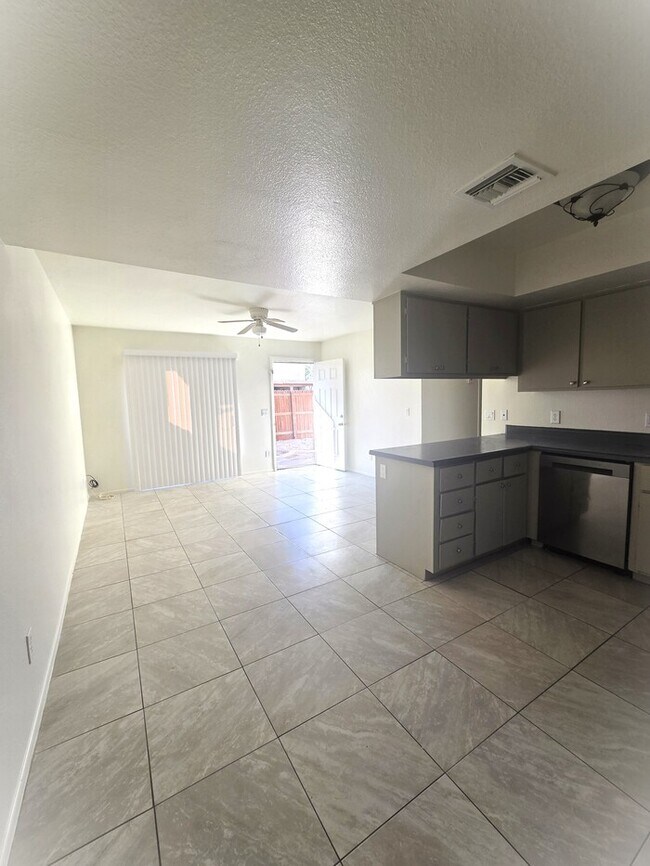 Building Photo - Cute 2 bedroom 1.75 bathroom