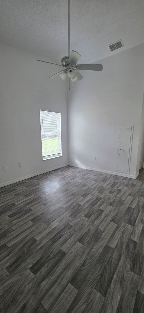 Building Photo - Spacious 3BR/2BA Home with Screened Patio and 2-Car Garage