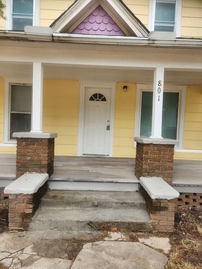 Building Photo - 801 S Millwood Ave