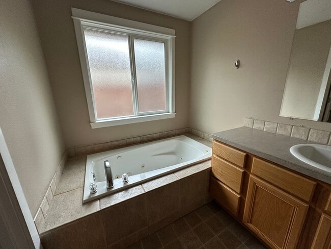 Building Photo - Very Nice 3 Bed 2 Bath Home With Vinyl Pla...