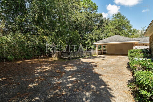 Building Photo - Beautifully Preserved 4 Bd / 3 Ba Vintage ...