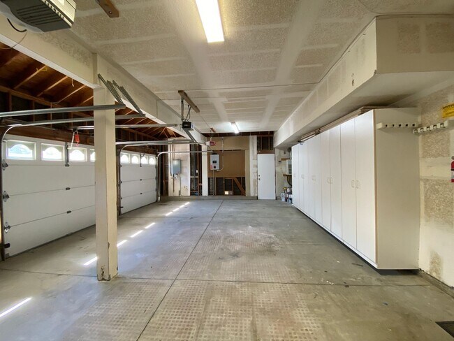 Building Photo - Stunning 4 bedroom Home with a Pool locate...