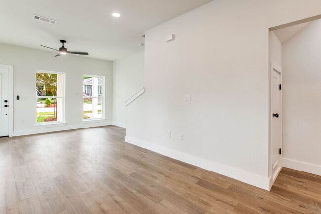 Building Photo - Build in 2025, 3 bed 3 bath near downtown!