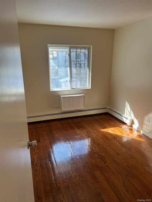 Building Photo - 858 E 175th St