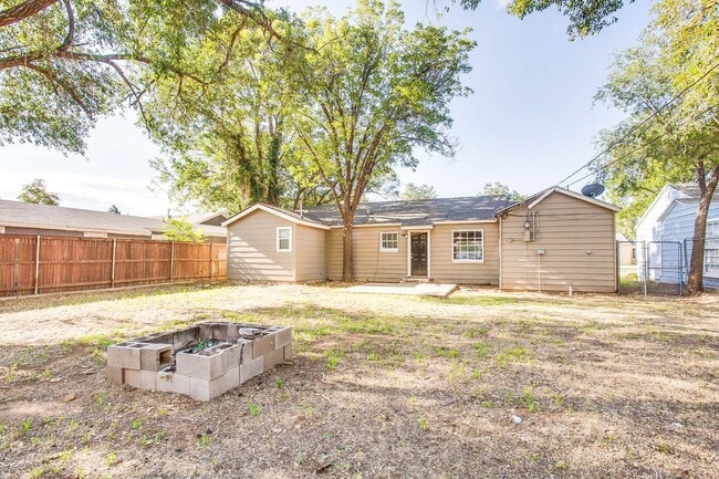 Building Photo - Pre-leasing for June!