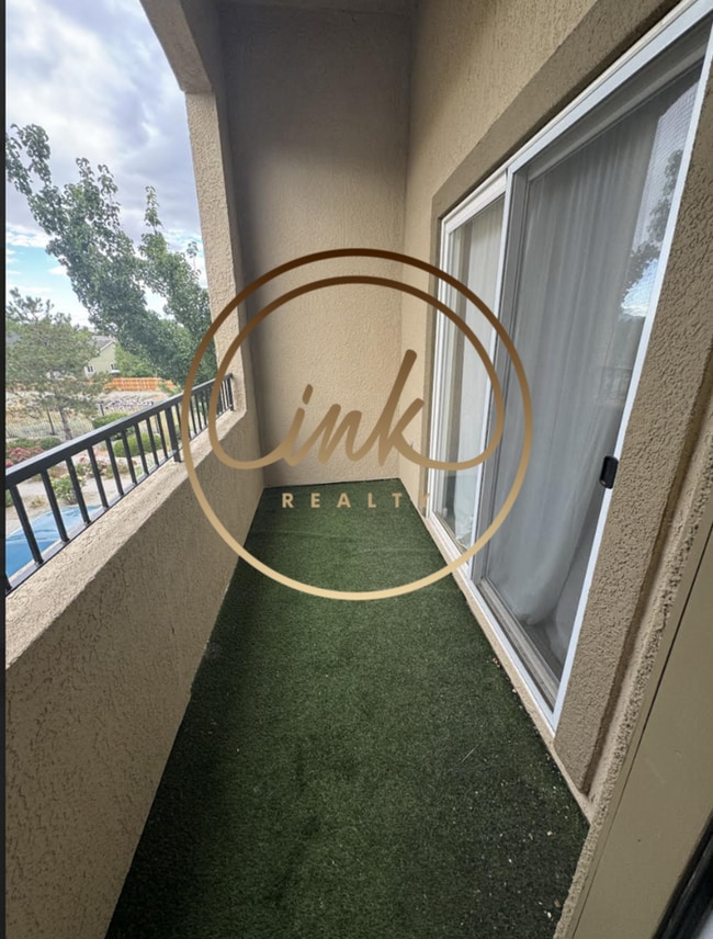 Building Photo - Beautifully remodeled townhouse