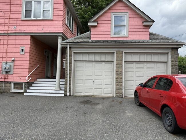 Building Photo - 607 Fellsway
