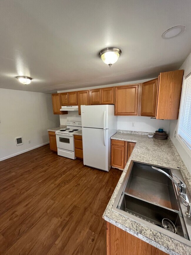 Building Photo - 557-559 E Broad Ave Owner Selling