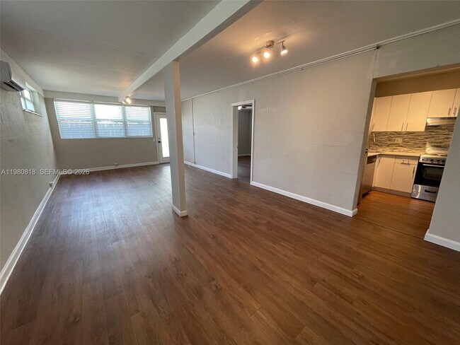 Building Photo - 305 NE 15th Ave