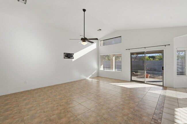 Building Photo - Four beds! Gilbert Location!