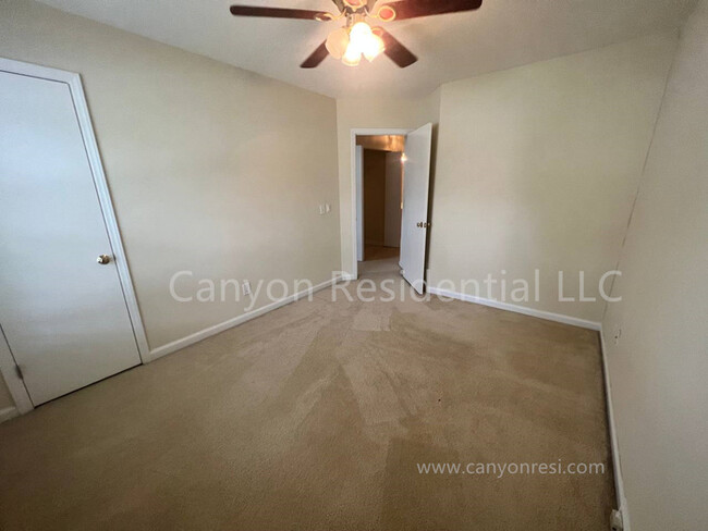 Building Photo - Beautiful 3b Room! Move in ready!