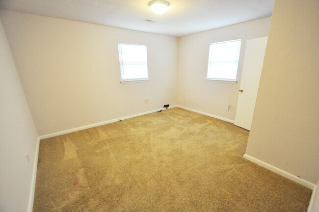 Building Photo - 2 Bedroom 1 Bath Duplex located in Hampton