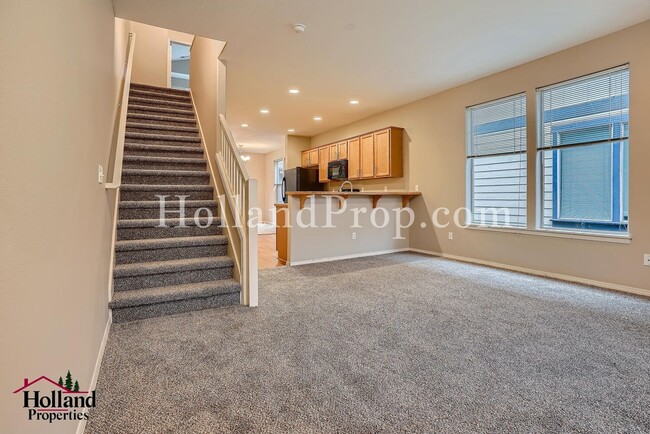 Building Photo - Charming End-Unit Townhouse in a Prime Loc...