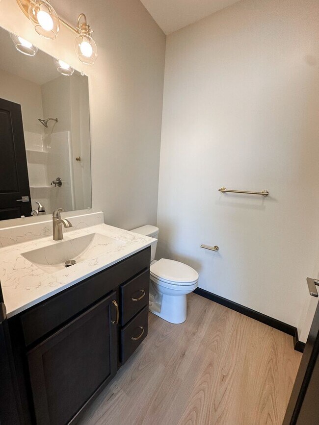 Building Photo - New! Beautiful 2 Bed, 2 Bath Apartment in ...