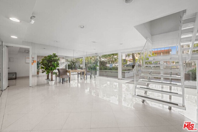 Building Photo - 423 Rexford Dr