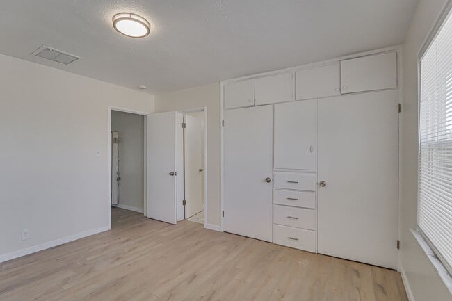 Building Photo - Newly Remodeled!