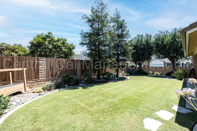 Building Photo - 3 Bedroom + Office, 2 Bath Home with Solar...