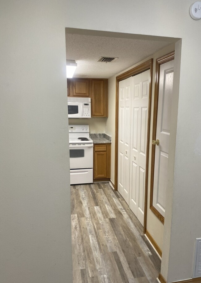 Building Photo - 852 Stonegate Ct