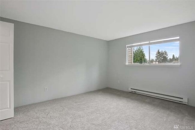 Building Photo - Remodeled ground floor 2 bed!