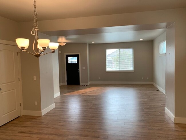 Building Photo - Cute and Clean Townhouse