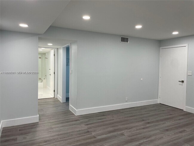 Building Photo - 4725 SW 62nd Ave