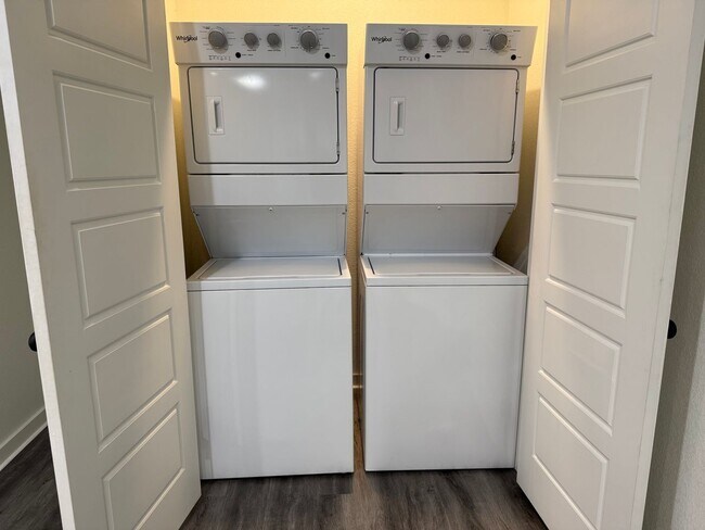 Building Photo - * MOVE IN SUMMER 6/30/2027 * 5 Bed 5.5 Bat...