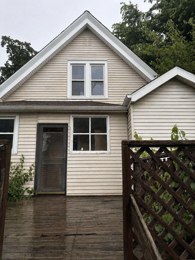 Building Photo - Classic 3 Bedroom Home With Character and Space in Galesburg!
