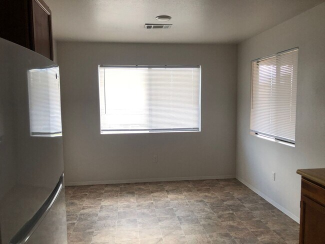 Building Photo - 567 Apache Loop SW
