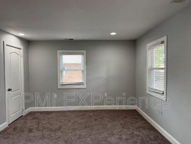 Building Photo - 2304 Lakewood St