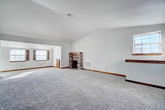 Building Photo - Beautiful 2 bed Ranch style home on 5 acres!