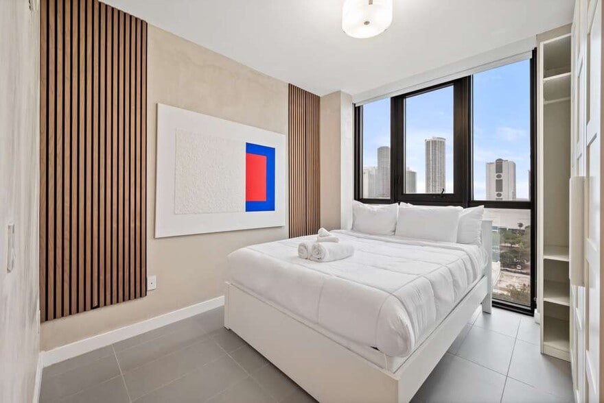 Building Photo - 1600 NE 1st Ave