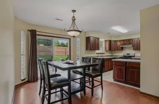 Building Photo - Nice 3 Bedroom 2 Bathroom House In Souther...
