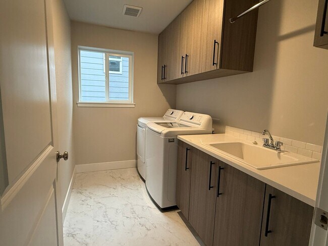 Building Photo - Beautiful Three Bedroom New Construction Home For Rent