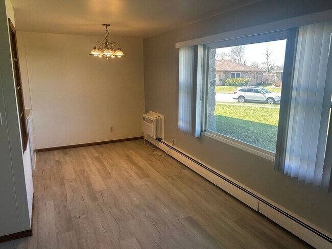 Building Photo - 2 Bedroom Lower in Neenah. Heat & Water included